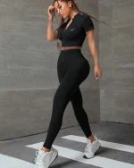 تصویر ست ورزشی زنانه کراپ و لگ NIKE رنگ